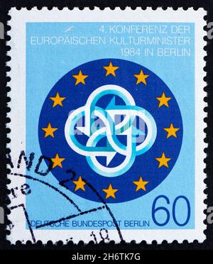 GERMANIA - CIRCA 1984: Un francobollo stampato in Germania Berlino mostra Conferenza Emblem, IV Conferenza dei Ministri europei della Cultura, circa 1984 Foto Stock