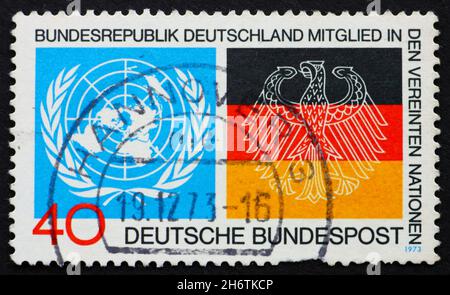 GERMANIA - CIRCA 1973: Un francobollo stampato in Germania mostra gli emblemi delle bandiere delle Nazioni Unite e tedesche, l’ammissione della Germania alle Nazioni Unite, circa 1973 Foto Stock