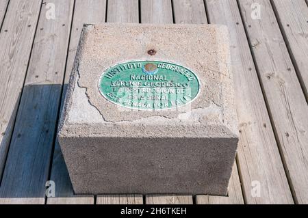 Stazione di rilevamento fissa vicino alla spiaggia, Instituto Geografico Nacional, Port de la Selva, Costa Brava, Catalogna, Spagna Foto Stock