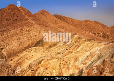 Oasi di montagna Chebik, deserto del Sahara. Vista della catena montuosa dell'Atlante. Tunisia Foto Stock