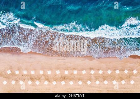 Spiaggia e blu onde d'acqua sfondo marino dalla vista dall'alto. Concetto di viaggio e vacanza estate. Foto Stock