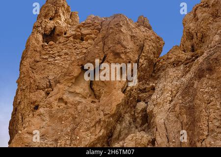 Oasi di montagna Chebik, deserto del Sahara. Vista della catena montuosa dell'Atlante. Tunisia Foto Stock