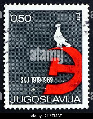 JUGOSLAVIA - CIRCA 1969: Un francobollo stampato in Jugoslavia mostra dove, Hammer e Sickle Emblem, 50 ° anniversario della Federazione comunista jugoslavi Foto Stock