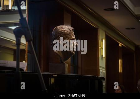 L'ex presidente ceco Vaclav Havel busto è stato svelato a Cafe Slavia a Praga, Repubblica Ceca, il 17 novembre 2021, in occasione del trentaduesimo Foto Stock