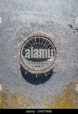 Vecchio pozzo di miniera di carbone abbandonato. Fine dell'industria mineraria ha fissato un limite per rendere sicuro alla cava di ardesia. Vista aerea dal drone di industriale spoky scuro Foto Stock