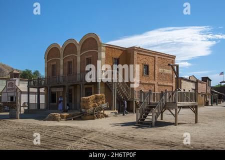 Alméria Spain - 09 15 2021: View at the Oasys - Mini Hollywood, un parco a tema spagnolo in stile occidentale, al di fuori dello scenario occidentale dei cowboy, città con la tradizione Foto Stock