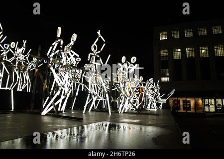 The Froggs by Groupe SI ESIBISCE sul mercato, durante un'anteprima di Lumiere Durham, il più grande festival della luce del Regno Unito. Data foto: Mercoledì 17 novembre 2021. Foto Stock