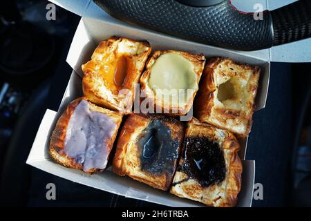 Pane tostato assortito con marmellata fresca Foto Stock