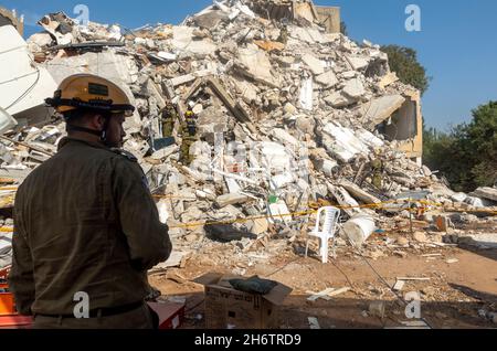 I soldati israeliani dell'unità di salvataggio del comando Home Front prendono parte a un trivello di ricerca e salvataggio in un grande sito di demolizione il 16 novembre 2021 a Tel Aviv, Israele. Il trapano Home Front simula l'operazione di ricerca e salvataggio preparando scenari che potrebbero distruggere edifici e intrappolare i cittadini a causa di un terremoto importante o massicce barrature di razzi. Foto Stock