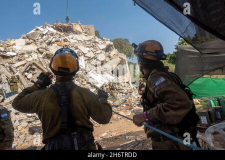 I soldati israeliani dell'unità di salvataggio del comando Home Front prendono parte a un trivello di ricerca e salvataggio in un grande sito di demolizione il 16 novembre 2021 a Tel Aviv, Israele. Il trapano Home Front simula l'operazione di ricerca e salvataggio preparando scenari che potrebbero distruggere edifici e intrappolare i cittadini a causa di un terremoto importante o massicce barrature di razzi. Foto Stock