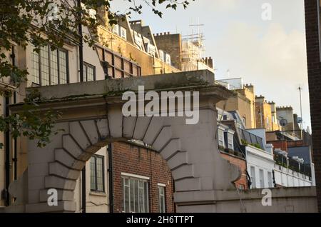Alcune foto scattate durante una passeggiata pomeridiana attraverso il grazioso quartiere di Kensington e Chelsea, durante l'autunno, a Londra. Foto Stock