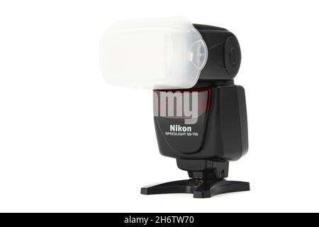 Nikon speedlight SB-700 fotocamera DSLR flash isolato su sfondo bianco. 03.04.2021, Rostov, Russia. Foto Stock