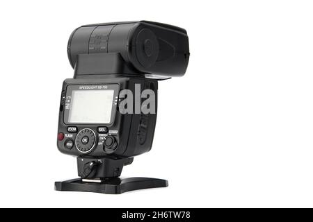 Nikon speedlight SB-700 fotocamera DSLR flash isolato su sfondo bianco. 03.04.2021, Rostov, Russia. Foto Stock