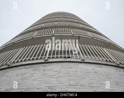 Stoccolma, Svezia - 26 aprile 2021: Un'altra prospettiva su un nuovo edificio architettonico con mattoni e recinzioni Foto Stock