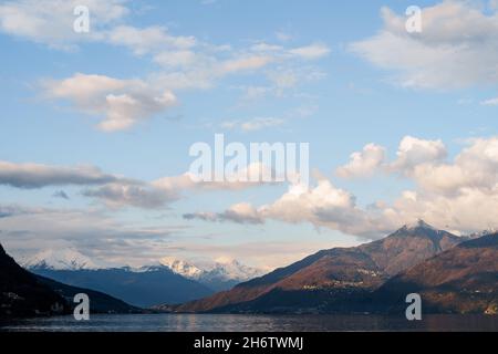 Nuvole sulle montagne intorno al Lago di Como. Italia Foto Stock