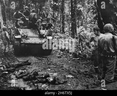 BOUGAINVILLE, OCEANO PACIFICO - circa novembre 1943 - Marines USA a piedi e in un corazzato portaerei personale dopo un impegno con soldati giapponesi Foto Stock