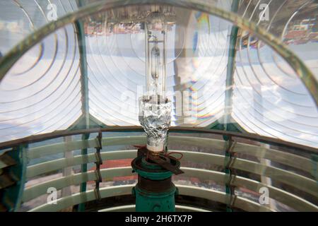 La grande lente e lampada del faro.Sile interno faro Foto Stock