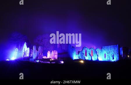 Solitiude di Kari Kola, illuminando Finchale Priory, durante un'anteprima di Lumiere Durham, il più grande festival della luce del Regno Unito. Data foto: Mercoledì 17 novembre 2021. Foto Stock