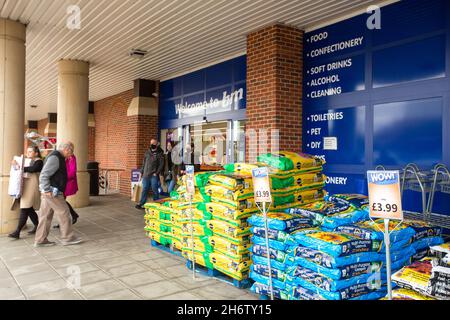 Negozio B&M su uno sviluppo retail ancorato da B&Q a Huntingdon Foto Stock