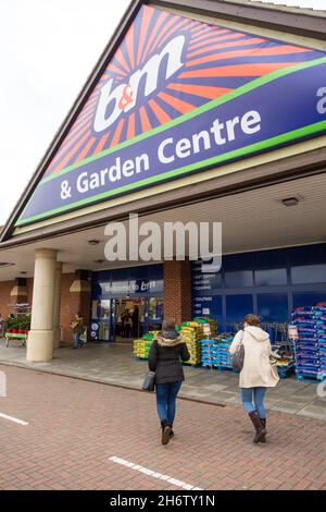 Negozio B&M su uno sviluppo retail ancorato da B&Q a Huntingdon Foto Stock