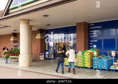 Negozio B&M su uno sviluppo retail ancorato da B&Q a Huntingdon Foto Stock