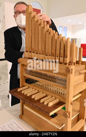 Potsdam, Germania. 18 Nov 2021. Thomas Schmidt, presidente del Brandeburgo state Music Council, presenta l'organo modulare come strumento dell'anno presso il parlamento di Stato. L'organo, costruito dalla società di costruzione di organi W. Sauer a Müllrose, può essere smontato nei suoi componenti individuali e rimontato. Viene utilizzato nelle scuole e per eventi di preparazione professionale. Credit: Bernd Settnik/dpa/Alamy Live News Foto Stock