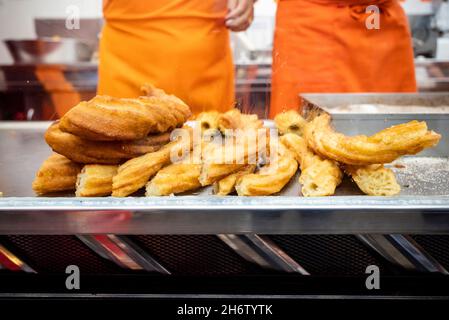 Dolci tradizionali iberici saporiti chiamati fartura pronti per la vendita al festival di Santa Iria a Faro, Algarve, Portogallo Foto Stock