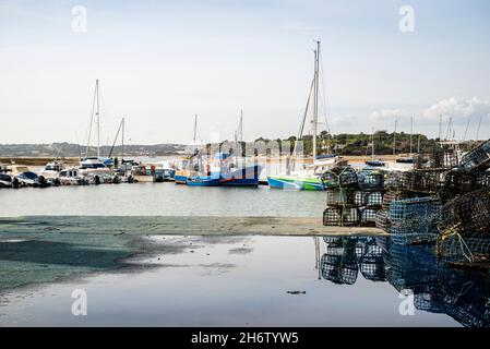 Porto dei pescatori con yacht e trappole di polpi ad Alvor, Algarve, Portogallo Foto Stock