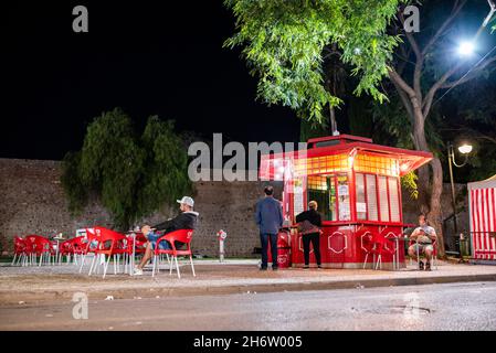 Faro, Portogallo - 22 ottobre 2021: Piccolo chiosco con pochi clienti alla Fiera di Santa Iria in Algarve Foto Stock