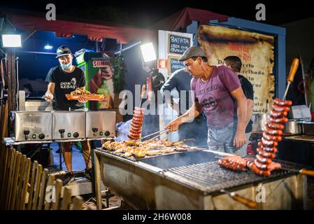 Faro, Portogallo - 22 ottobre 2021: Deliziose salsicce e pollo grigliati al carbone durante la fiera di Santa Iria in Algarve Foto Stock