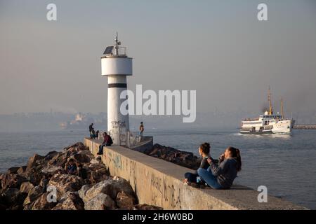 Istanbul, Turchia - 11-18-2017: Vista su Istanbul con faro di İnciburnu Foto Stock