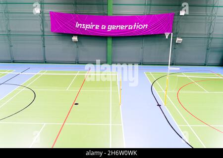 Un banner viola scritto ispira una generazione sul muro di Badminton Academy Essex Inghilterra UK Foto Stock