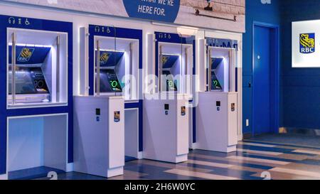 Sportello automatico (ATM) della Royal Bank of Canada nel PERCORSO della metropolitana nel quartiere centrale.Nov. 18, 2021 Foto Stock