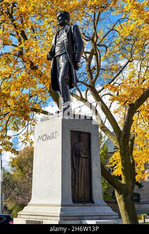 Scultura o statua di Mowat nei giardini del Queen's Park nel quartiere centrale.Nov. 18, 2021 Foto Stock