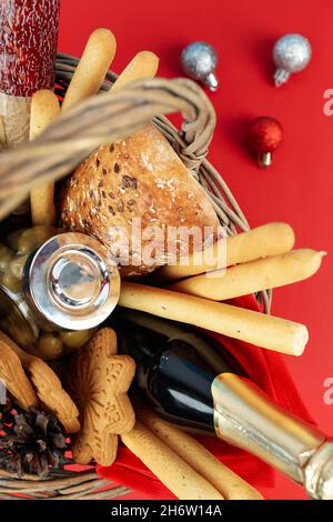 Cestino regalo di Natale con bottiglia di vino rosso e biscotti e bevanda  al cioccolato in vaso di vetro. VIN brulé con confezioni regalo, biscotti e  ornam di abeti Foto stock 