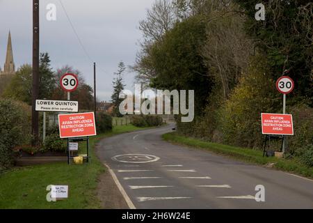 Grandi avvisi di zona di restrizione dell'influenza aviaria rossa sull'approccio alla Lower Quniton Warwickshire UK Foto Stock