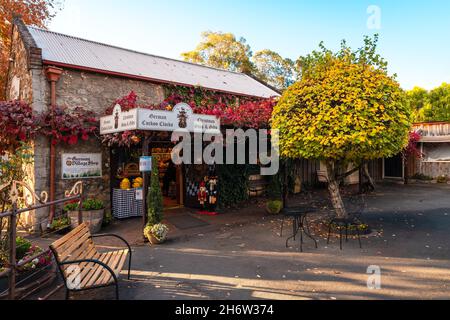 Hahndorf, Adelaide Hills, Australia del Sud - 24 Aprile 2021: Vista del Villaggio Tedesco Shopfront dalla strada principale di Hahndorf durante la stagione autunnale Foto Stock