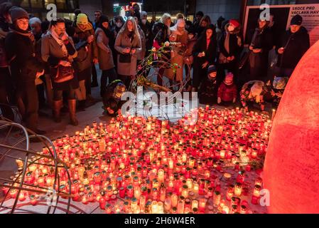 Praga, Repubblica Ceca. 17 novembre 2021. La gente accende le candele al memoriale della Rivoluzione di Velvet a Praga. Nonostante il fatto che ci sia più di 22,000 covid positivi-19 individui testati al giorno, le persone si sono radunate nel centro di Praga per commemorare il trentaduesimo anniversario della Rivoluzione di velluto del 1989. Credit: SOPA Images Limited/Alamy Live News Foto Stock