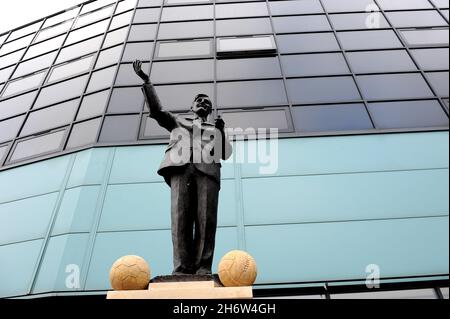 La statua di Jimmy Hill fuori dal Ricoh Stadium di Coventry Foto Stock