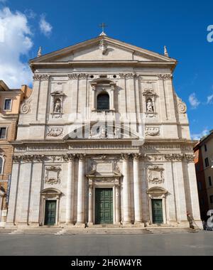 Roma - la facciata della chiesa barocca Chiesa Nuova - Santa Maria in Vallicella. Foto Stock
