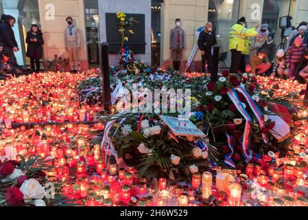 Praga, Repubblica Ceca. 17 novembre 2021. Candele accese e corone viste al memoriale della Rivoluzione di Velvet a Praga. Nonostante il fatto che ci sia più di 22,000 covid positivi-19 individui testati al giorno, le persone si sono radunate nel centro di Praga per commemorare il trentaduesimo anniversario della Rivoluzione di Velvet 1989. (Foto di Tomas Tkacik/SOPA Images/Sipa USA) Credit: Sipa USA/Alamy Live News Foto Stock