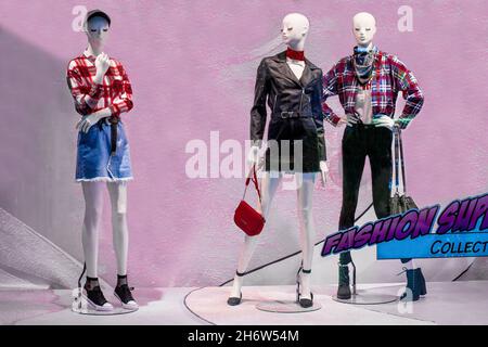 Kherson. Ucraina - 10 settembre 2020: Tre manichini in negozio di abbigliamento vestito in stile giovanile su sfondo rosa Foto Stock