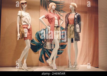 Polonia, Bydgoszcz - 15 maggio 2019: I manichini femminili dimostrano una elegante collezione di abiti primavera estiva. Belle bambole nel vento del negozio Foto Stock