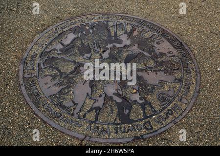 North Downs Way dover Trail testa marker tra la spiaggia e Waterloo Crescent, dover, Kent, Inghilterra, Regno Unito Foto Stock