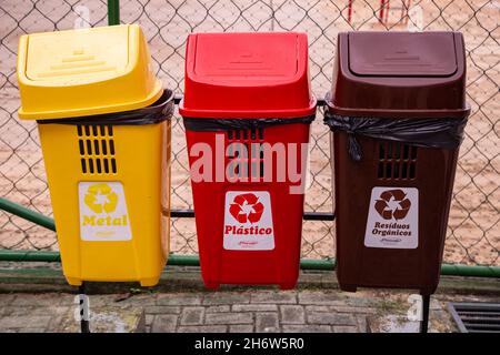 Goiânia, Goias, Brasile – 13 novembre 2021: Contenitori colorati per raccolta e riciclaggio separati. Bidoni colorati diversi per la raccolta del Recycle Mater Foto Stock