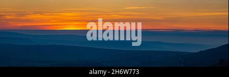 MAM Tor Sunset nella Hope Valley dell'High Peak District inglese Foto Stock