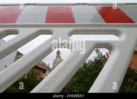 Dresda, Germania. 18 Nov 2021. Barriere sono in atto durante la creazione dello storico mercatino di Natale di Neumarkt di fronte alla Frauenkirche. Credit: Robert Michael/dpa-Zentralbild/dpa/Alamy Live News Foto Stock