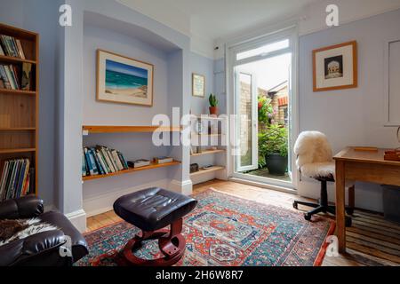 Cambridge, Inghilterra - Agosto 21 2019: Studio tipico o zona di uffici domestici all'interno della casa compatta dell'epoca vittoriana britannica Foto Stock
