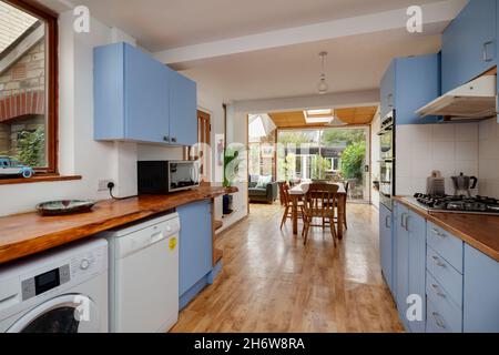 Cambridge, Inghilterra - Agosto 21 2019: Cucina datata e sala da pranzo all'interno di una casa inglese vittoriana con tavolo da pranzo e unità abitative Foto Stock