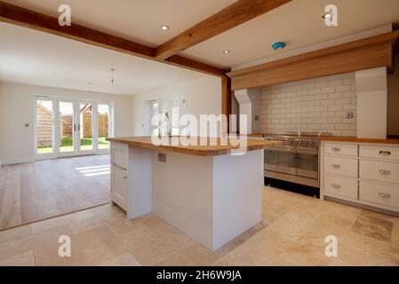 Newmarket, Suffolk, Inghilterra - Settembre 23 2019: Cucina abitabile moderna/sala da pranzo in stile tradizionale con ripiani in rovere e penisola Foto Stock